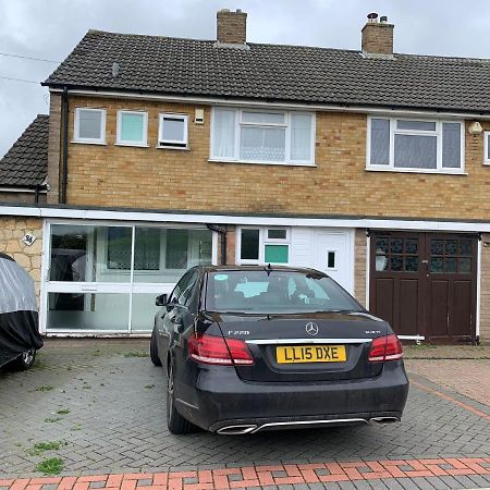 Beaconsfield 4 Bedroom House In Quiet And A Very Pleasant Area, Near London Luton Airport With Free Parking, Fast Wifi, Smart Tv 外观 照片