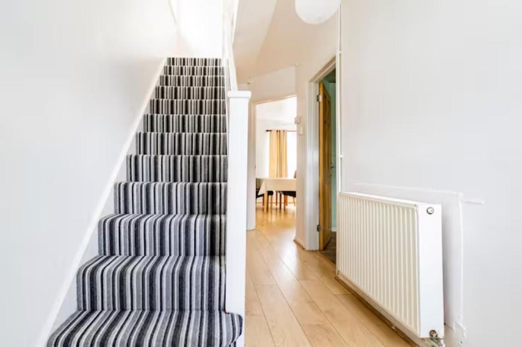 Luton Airport Guest House In Quiet And A Very Pleasant Area, Near London Luton Airport With Free Parking, Wifi, Smart Tv 外观 照片