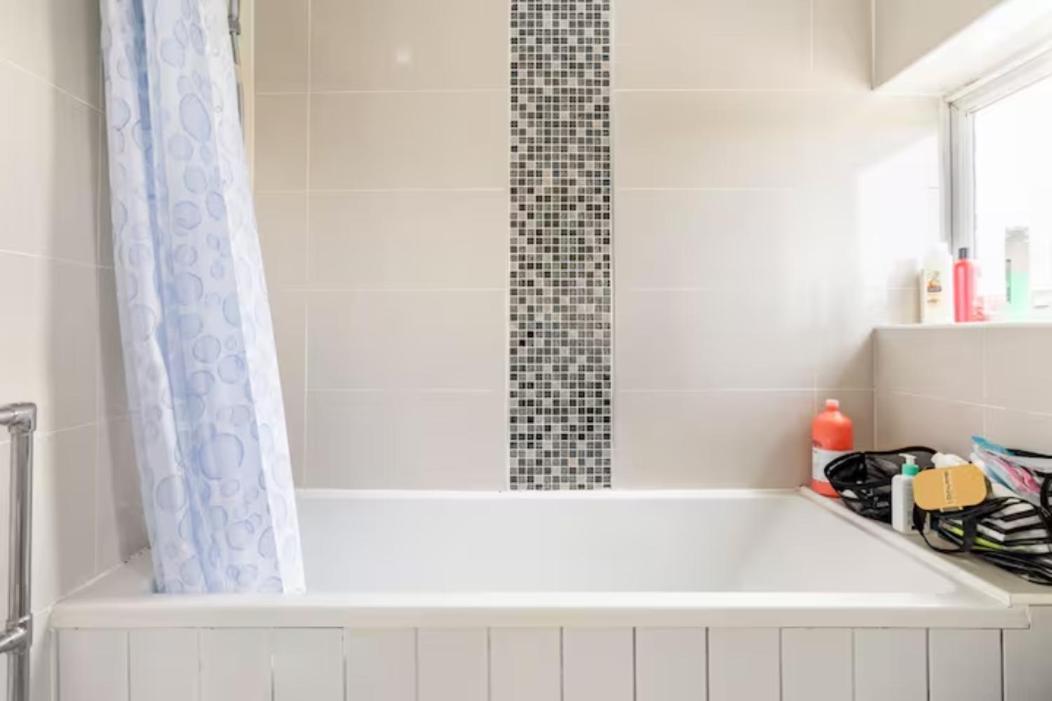 Luton Airport Guest House In Quiet And A Very Pleasant Area, Near London Luton Airport With Free Parking, Wifi, Smart Tv 外观 照片