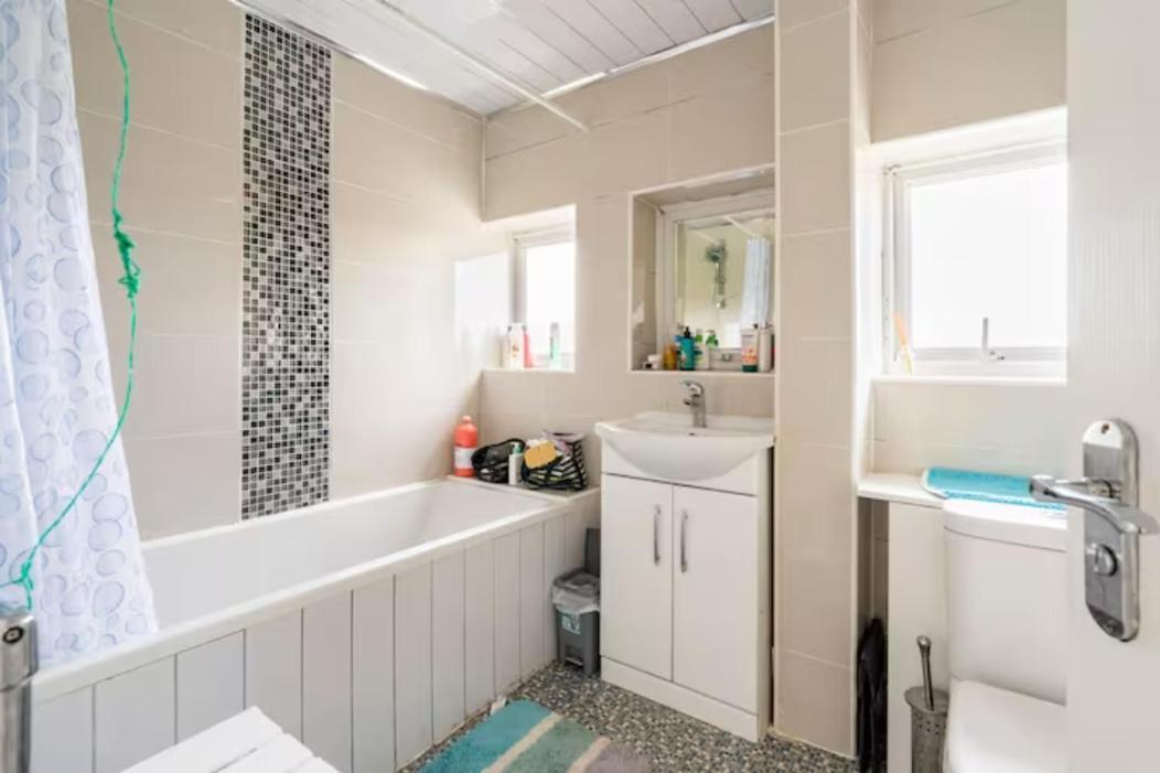 Luton Airport Guest House In Quiet And A Very Pleasant Area, Near London Luton Airport With Free Parking, Wifi, Smart Tv 外观 照片