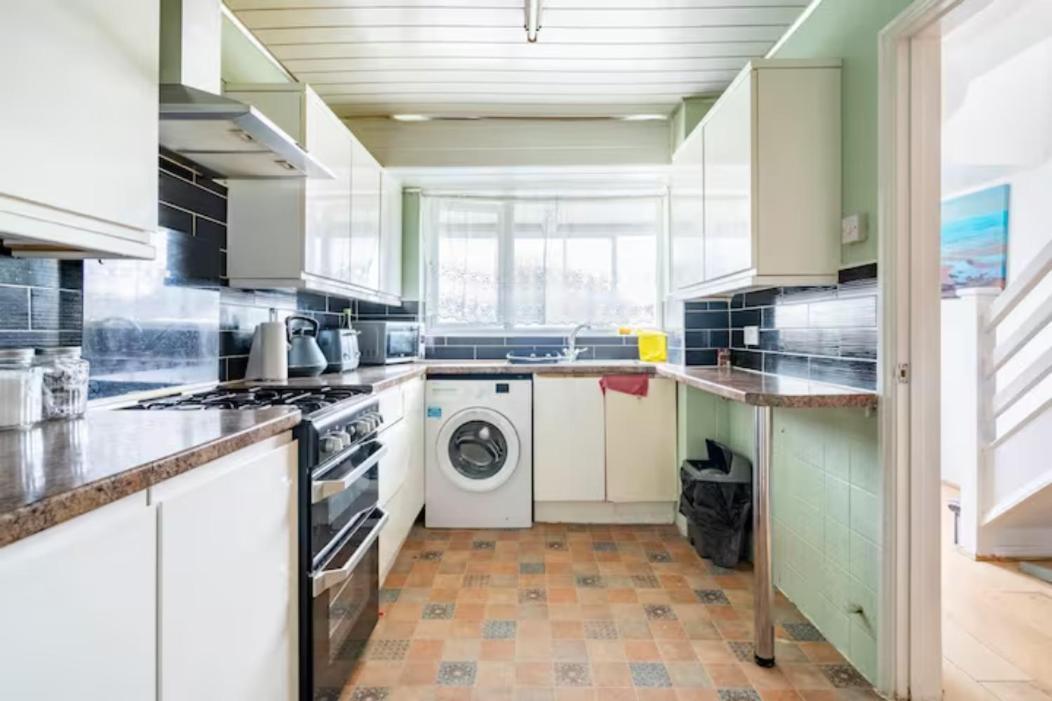 Luton Airport Guest House In Quiet And A Very Pleasant Area, Near London Luton Airport With Free Parking, Wifi, Smart Tv 外观 照片