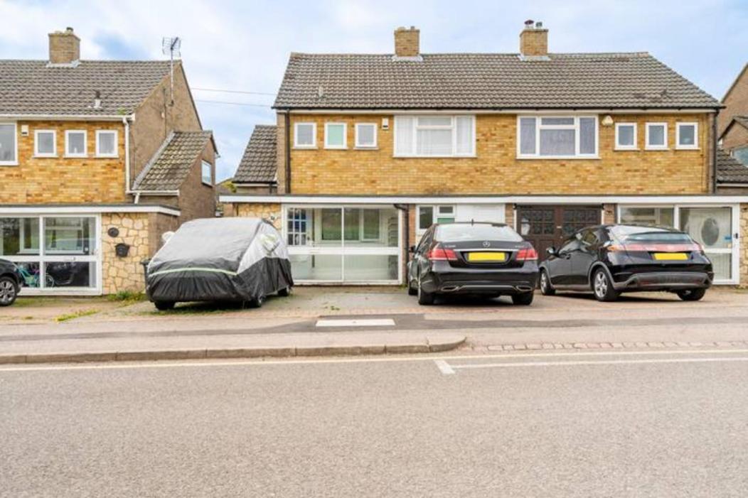 Luton Airport Guest House In Quiet And A Very Pleasant Area, Near London Luton Airport With Free Parking, Wifi, Smart Tv 外观 照片