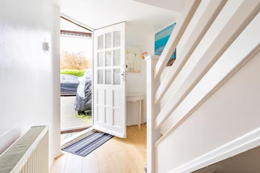 Luton Airport Guest House In Quiet And A Very Pleasant Area, Near London Luton Airport With Free Parking, Wifi, Smart Tv 外观 照片