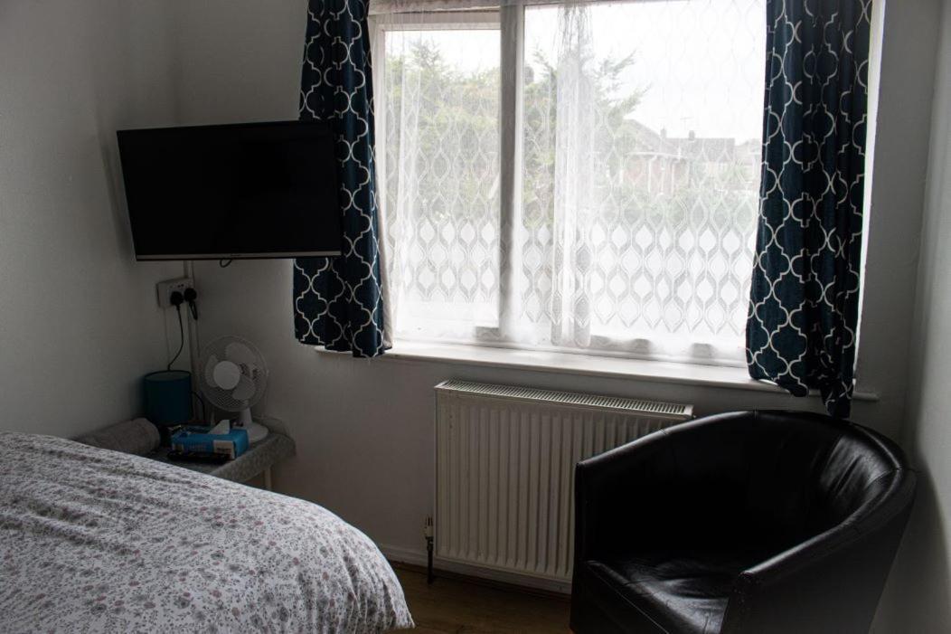 Luton Airport Guest House In Quiet And A Very Pleasant Area, Near London Luton Airport With Free Parking, Wifi, Smart Tv 客房 照片