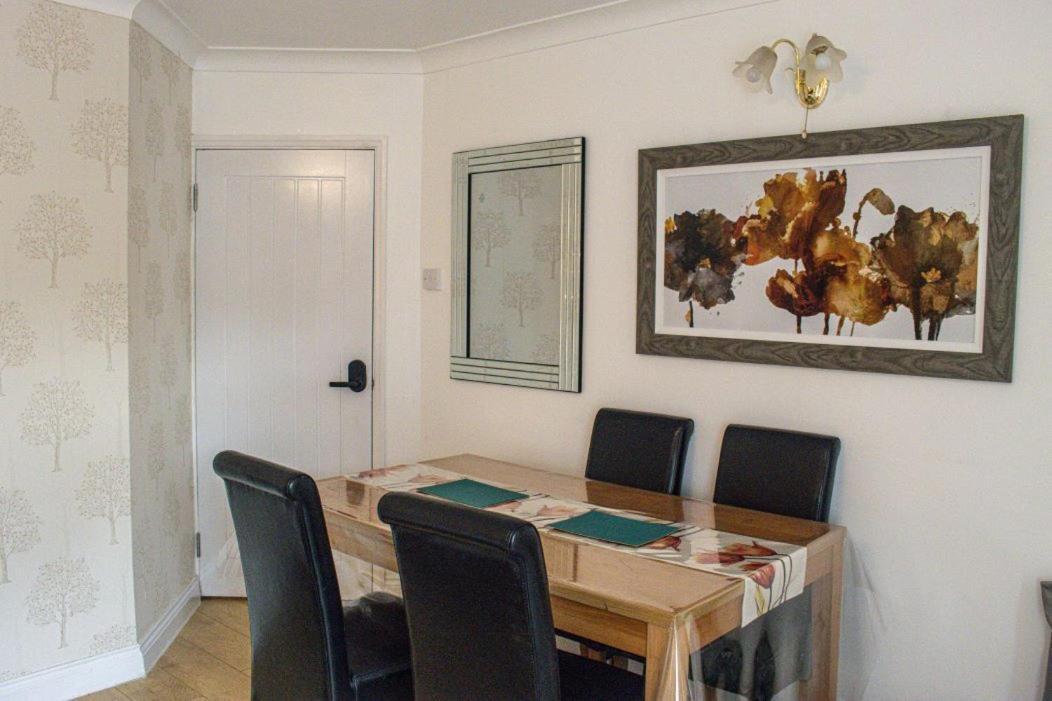 Luton Airport Guest House In Quiet And A Very Pleasant Area, Near London Luton Airport With Free Parking, Wifi, Smart Tv 外观 照片