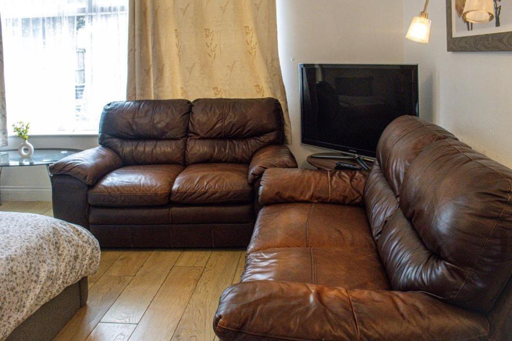 Luton Airport Guest House In Quiet And A Very Pleasant Area, Near London Luton Airport With Free Parking, Wifi, Smart Tv 外观 照片