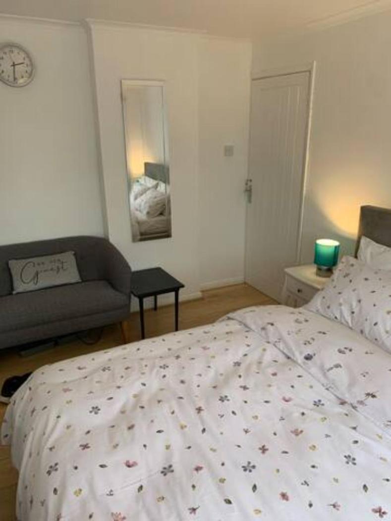 Luton Airport Guest House In Quiet And A Very Pleasant Area, Near London Luton Airport With Free Parking, Wifi, Smart Tv 外观 照片